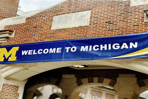 Michigan college campuses will be welcoming students back soon. But most haven’t been vaccinated. ⋆