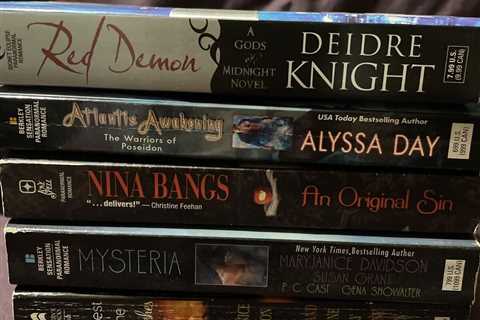 Paranormal Romance Fantasy 6 Paperback Books By Best Selling Authors - Like New