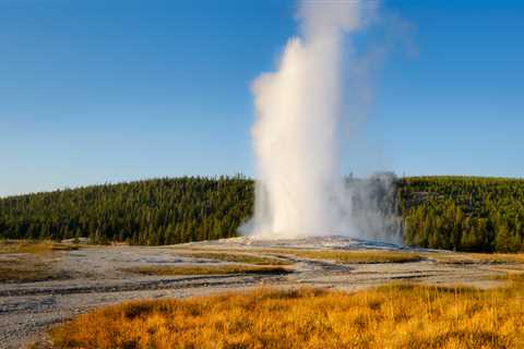 Yellowstone Park employees suffer “significant” thermal burns at Old Faithful Geyser