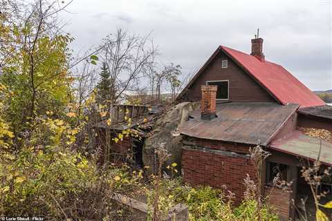 Rock in the home: The home in Wisconsin with a 55-ton boulder within the stern