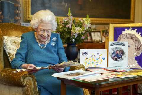 bitchy |  Queen Elizabeth stabbed a Jubbly cake at a Sandringham reception on Saturday