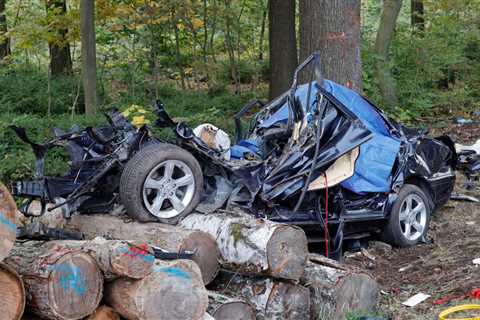 Mercedes crashes into a woodpile close to Freiberg in a horrifying tragedy that leaves two people dead – •