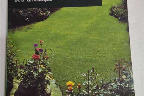 The New Lawn Expert by Dr D.G Hessayon Worlds Best Selling Book Of Lawns