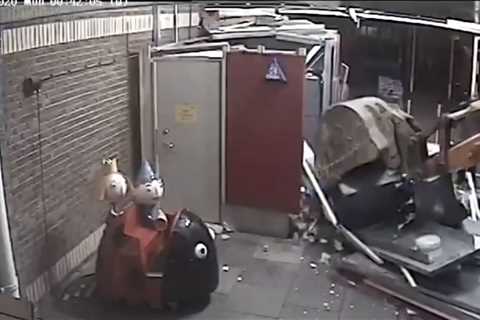 ATM robber extreme | Beagle Boys approach with the excavator – •