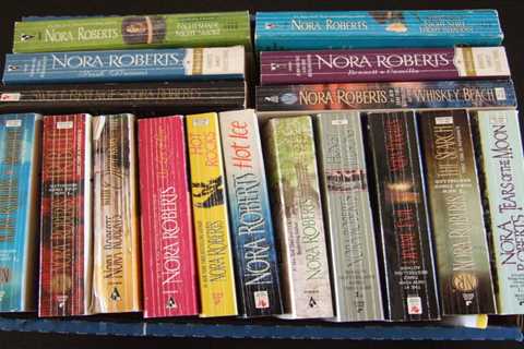 LOT OF 17 NORA ROBERTS PAPERBACKS BEST SELLING SUSPENSE ROMANCE MYSTERIES