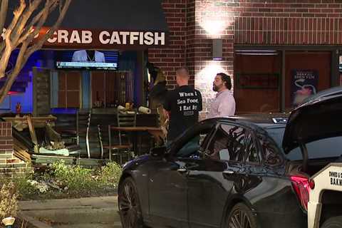 Car crashes into Houston building, 4 people injured, 1 transported to the hospital