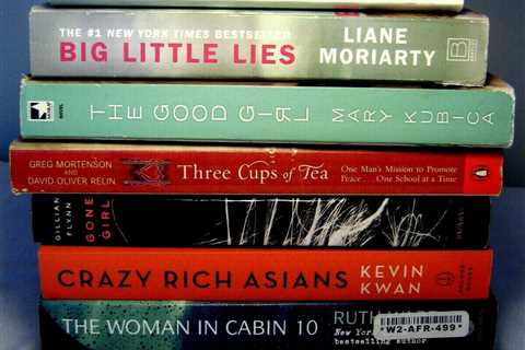 LOT of 8 BEST SELLING BOOKS: BIG LITTLE LIES, GONE GIRL, CRAZY RICH ASIANS ++