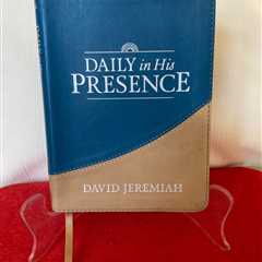 Christmas Gift Under $15 DAILY in HIS PRESENCE by David Jeremiah Teacher Bible