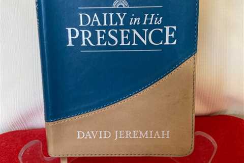 Christmas Gift Under $15 DAILY in HIS PRESENCE by David Jeremiah Teacher Bible