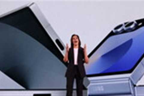 Samsung Still Believes in Foldable Smartphones and Powers Them with AI – •